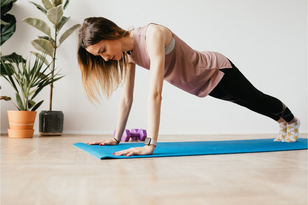 Online Yoga Sculpt dersi - ağırlık çalışması ve kardiyo